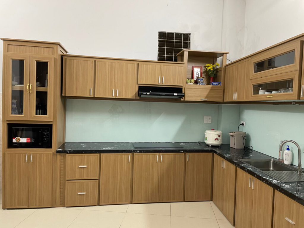 tủ bếp chữ L gỗ công nghiệp hiện đại nhà phố chung cư